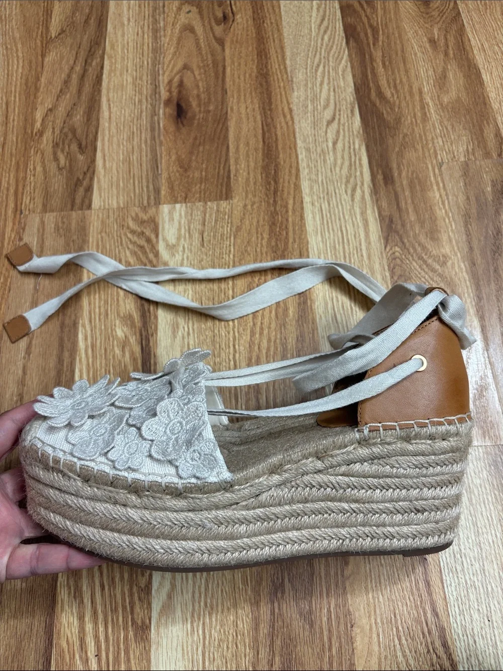 Vince Camuto Tilmai platform espadrille wedges with white floral size 9M